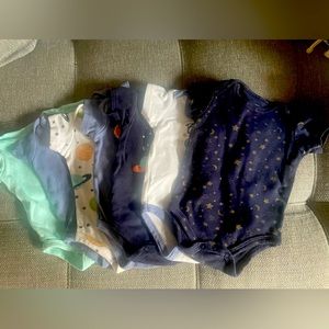 7x astrological themed onesies 0-3m
